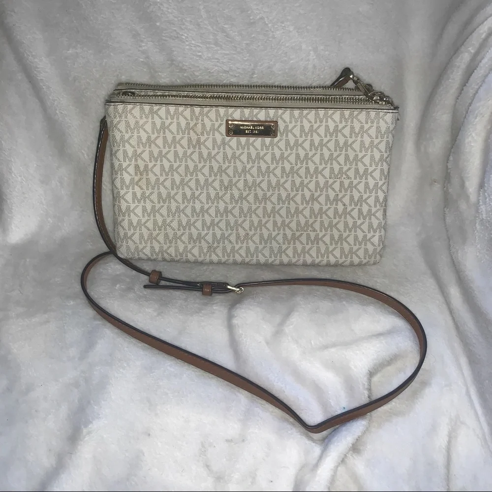 Michael Kors crossover purse - Picture 1 of 4
